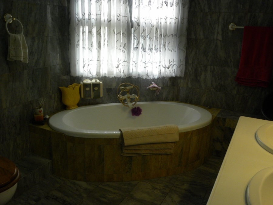 5 Bedroom Property for Sale in Wavecrest Eastern Cape